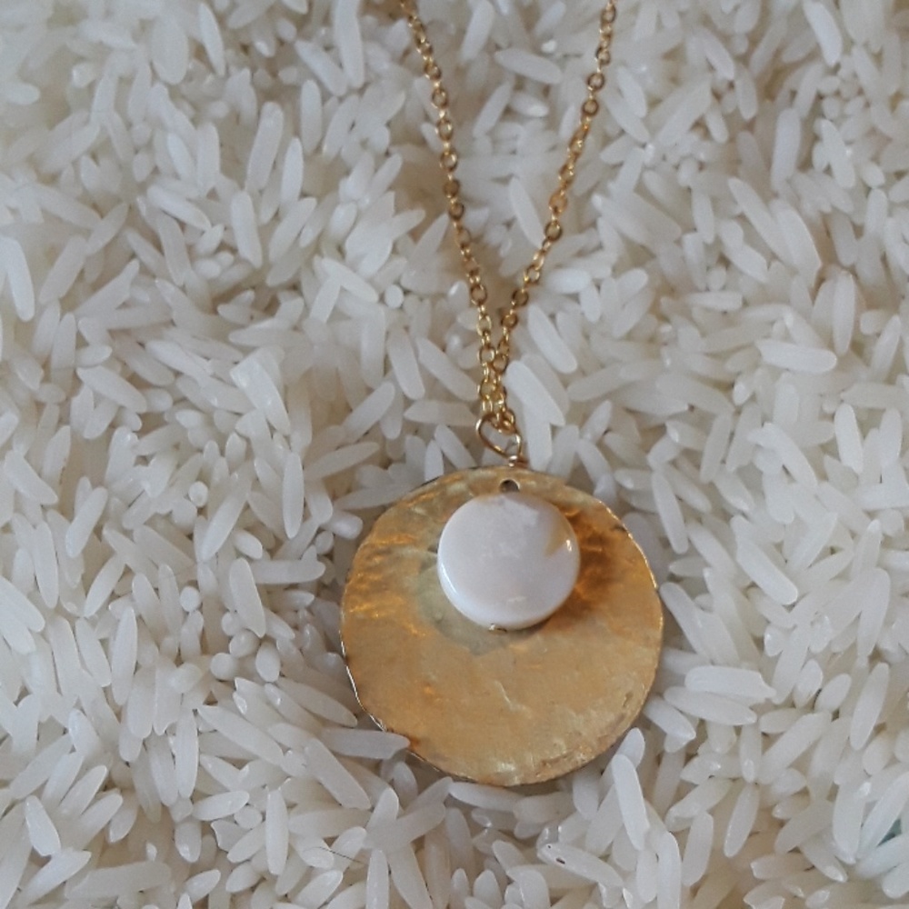 NWT Dainty hammered metal 2" with shell Necklace