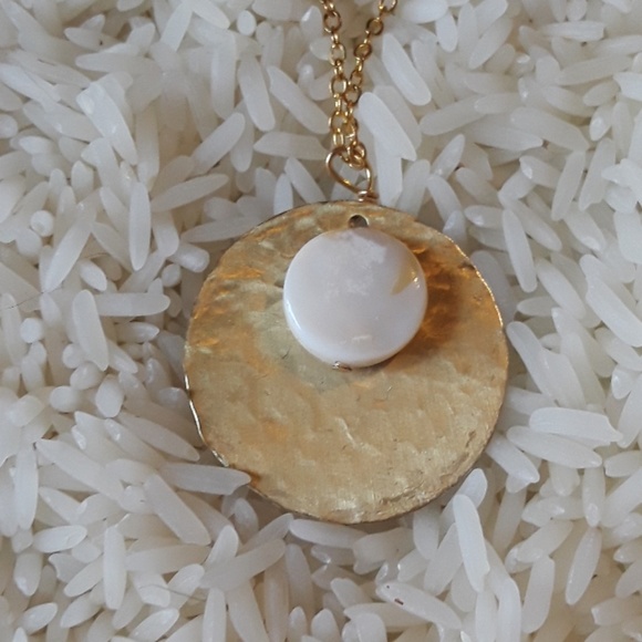 NWT Dainty hammered metal 2" with shell Necklace - Picture 2 of 2