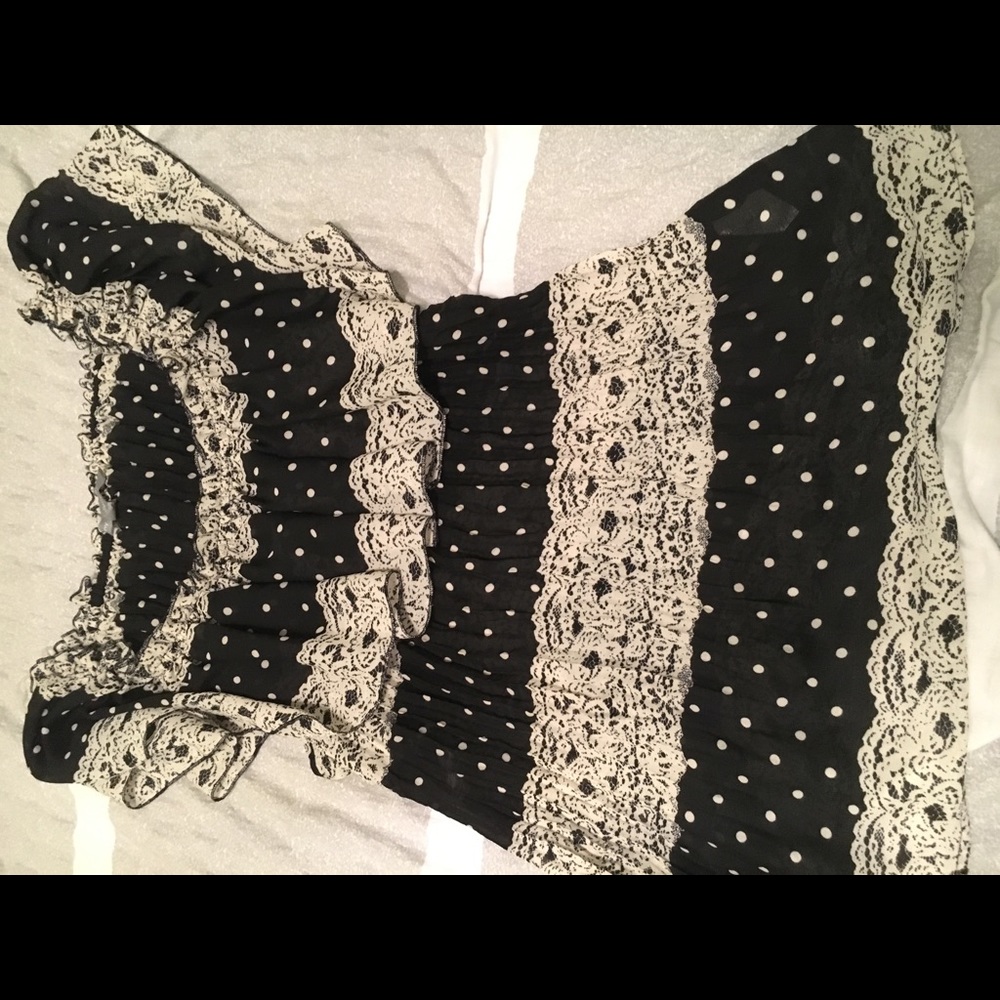 5/$15 💥NY Collection Black and white ruffled top