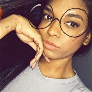 Meet your Posher, Dominique