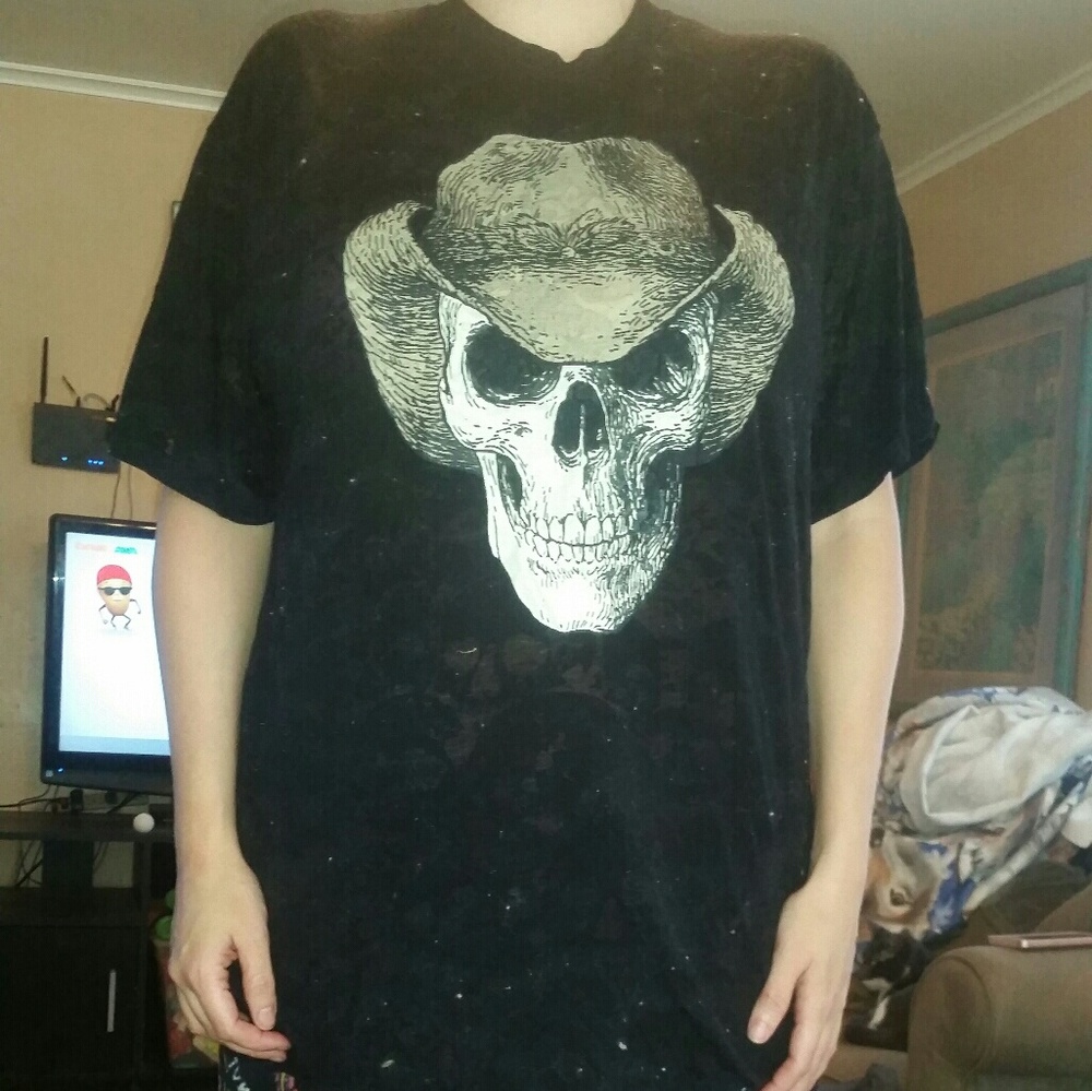 A T-shirt with skull and cowboys hat