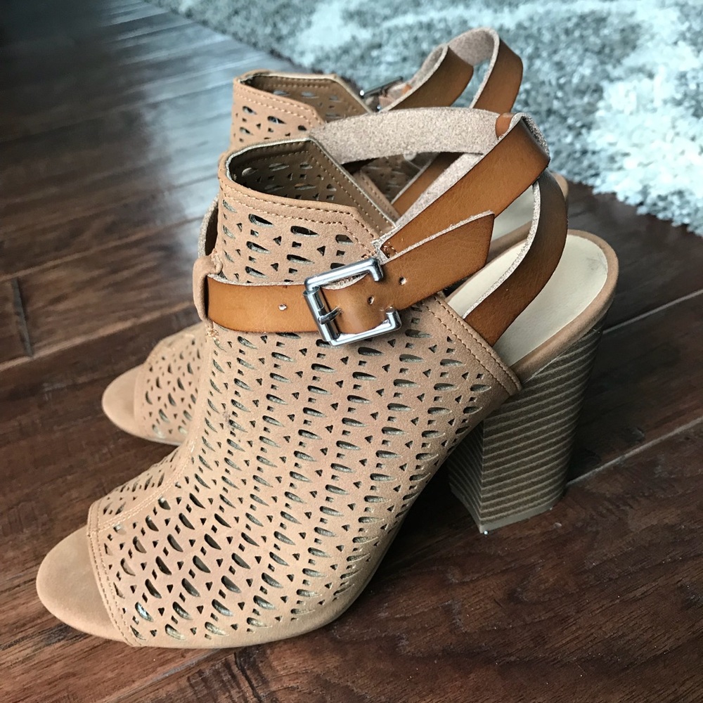 Joe’s Peep toe cut out heel