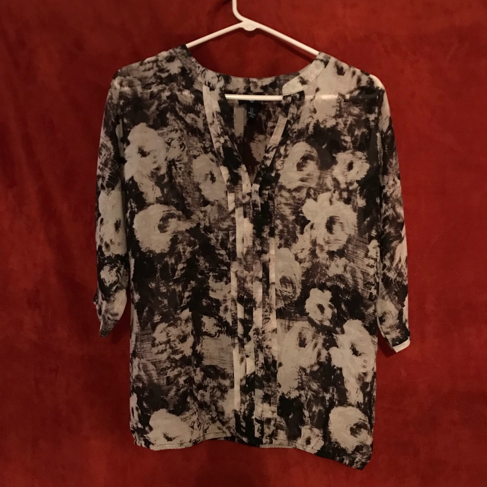 Black, white, and gray half sleeved top.