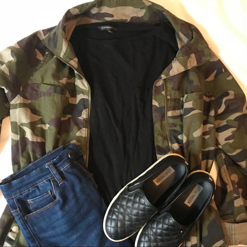 Banana Republic Long Sleeved T-Shirt