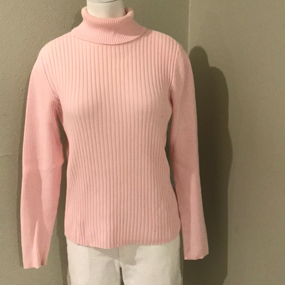 Pretty in pink turtleneck 🌸