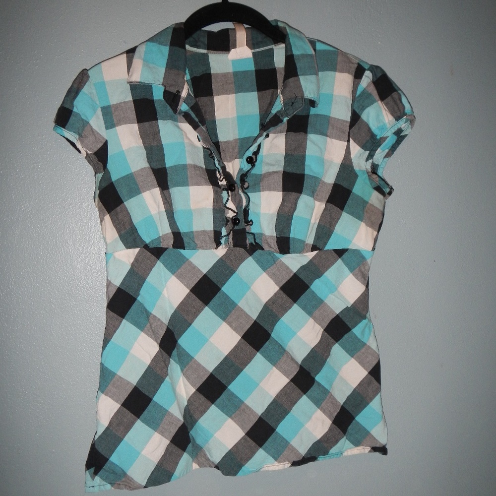 Super cute plaid top!