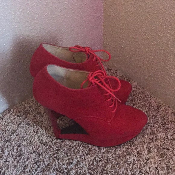 Red heels - Picture 2 of 5