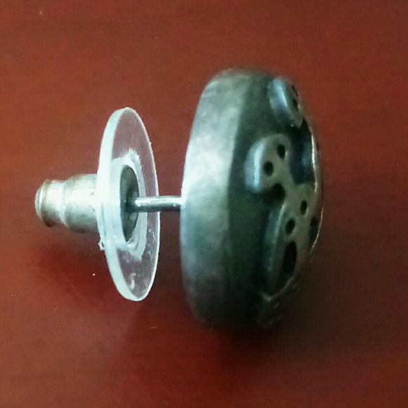 Silver Stud - Picture 3 of 4