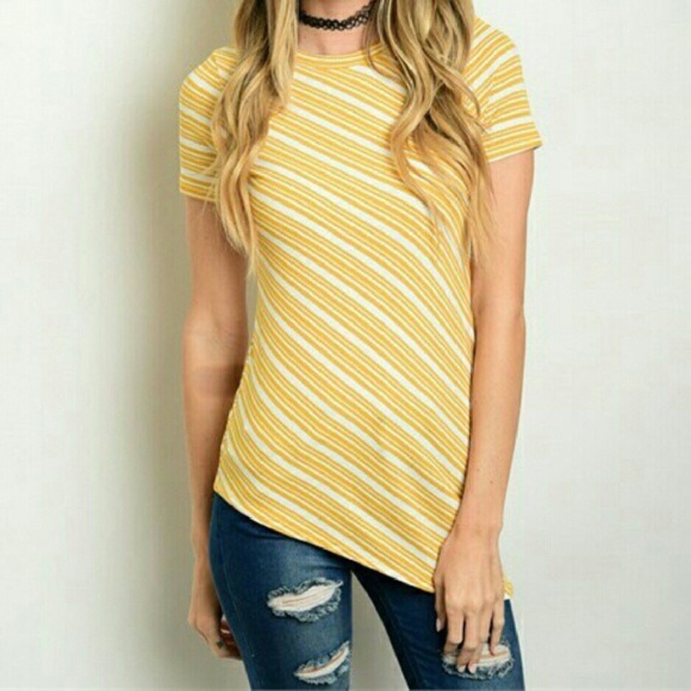 •  Beautiful Diagonal Print Top  •