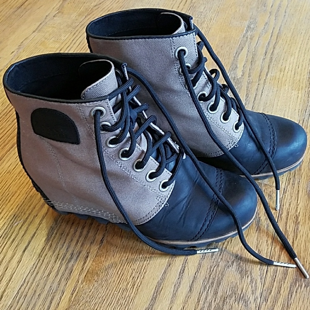 Sorel tan and black wedge boot size 7.5