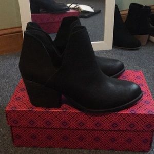 Slit ankle boots