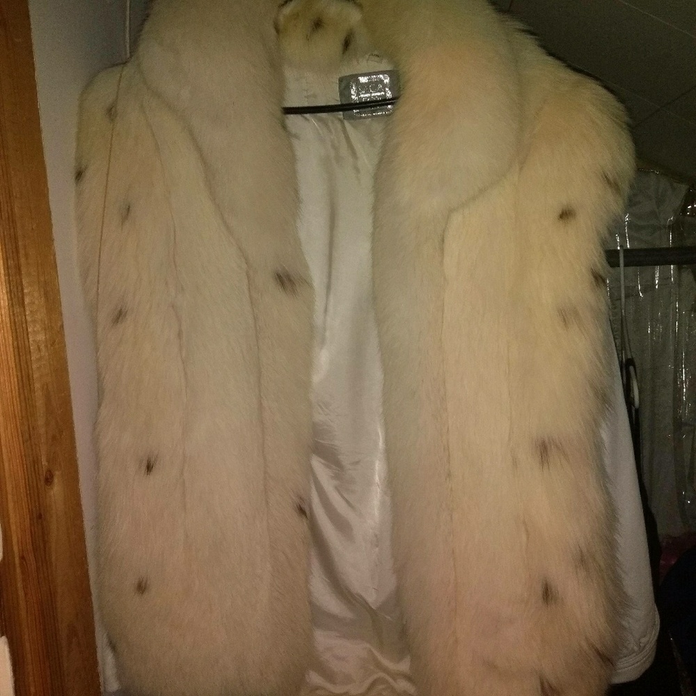 Saga Fox Coat - Picture 3 of 3