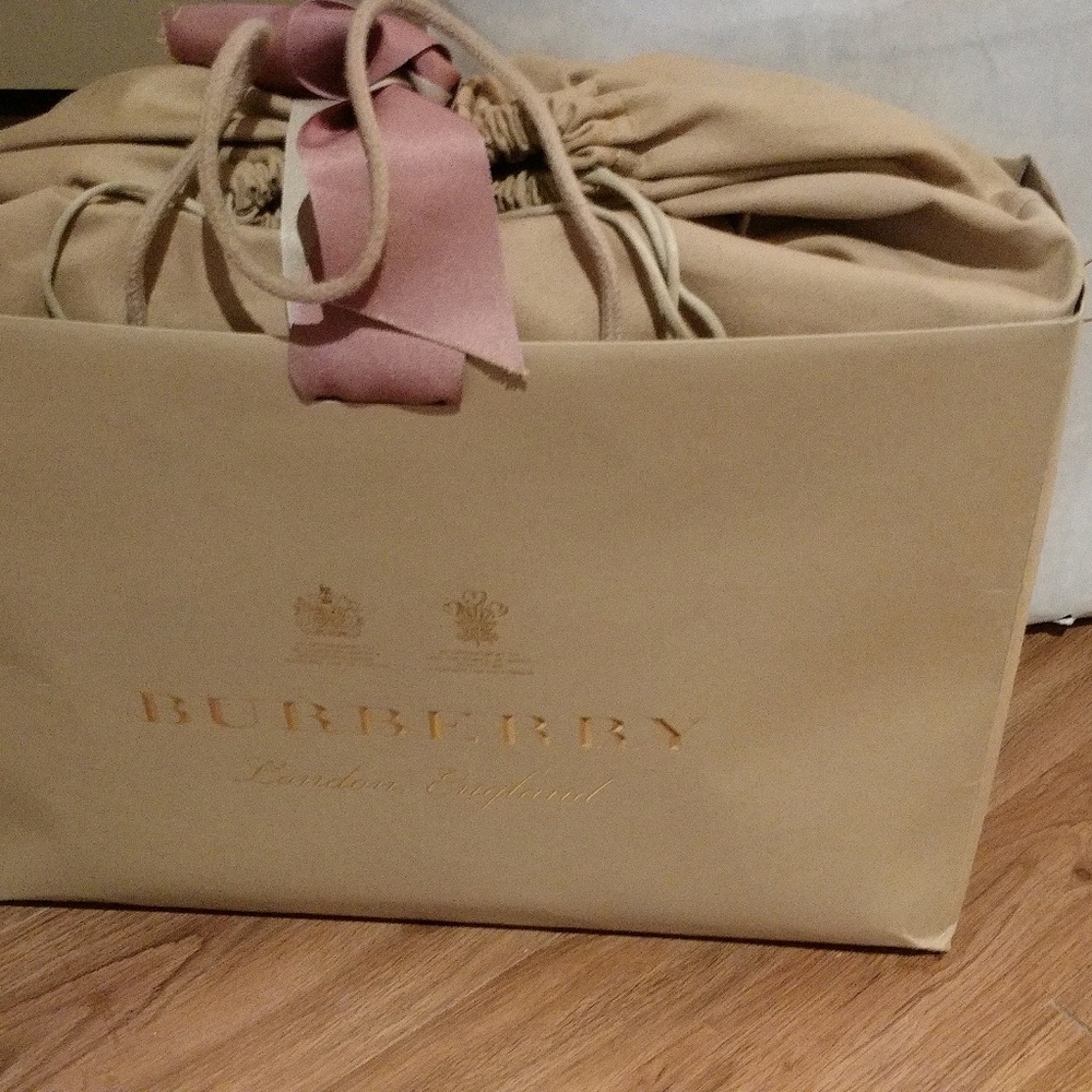 Meet your Posher, Elesi