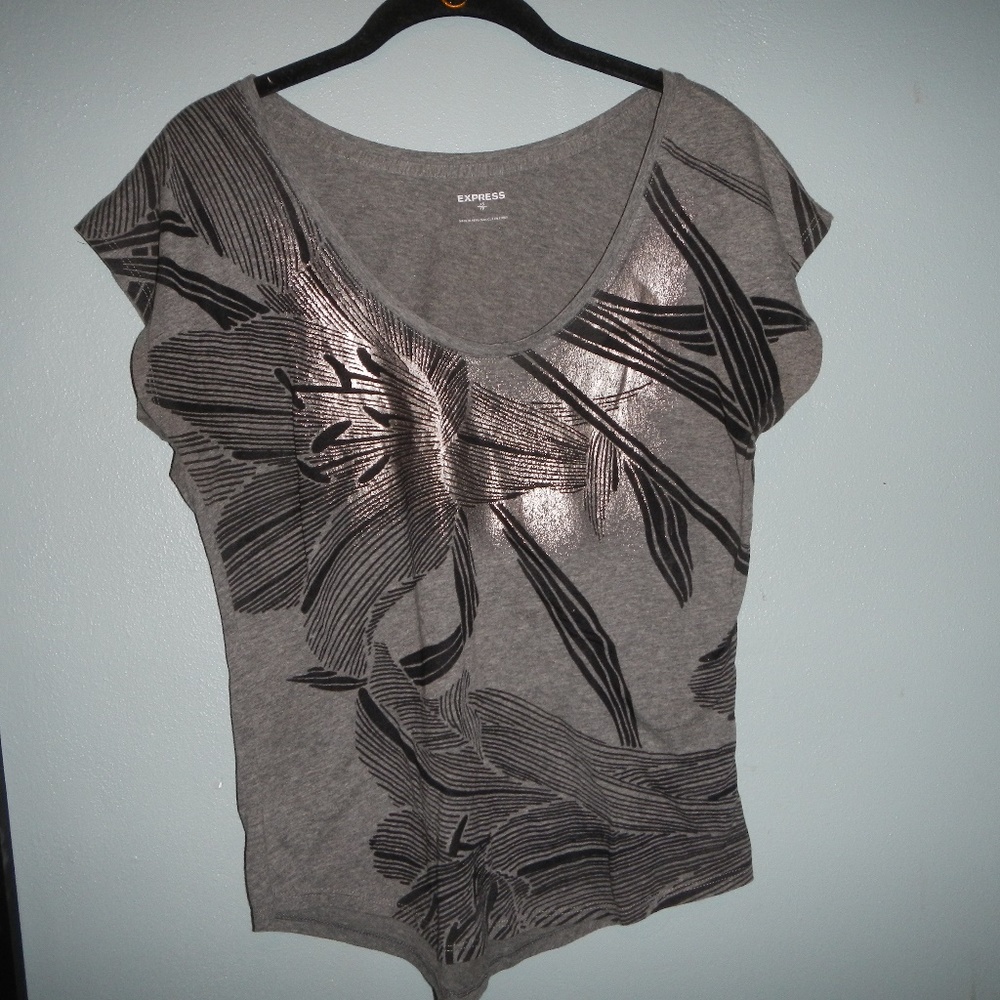Beautiful lily print top from Express
