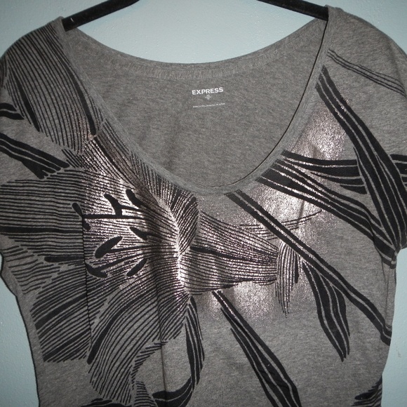 Beautiful lily print top from Express - Picture 2 of 3