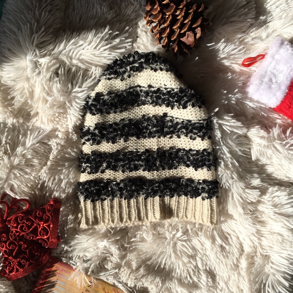 SALE✨ icings black & white knitted Beanie CCO