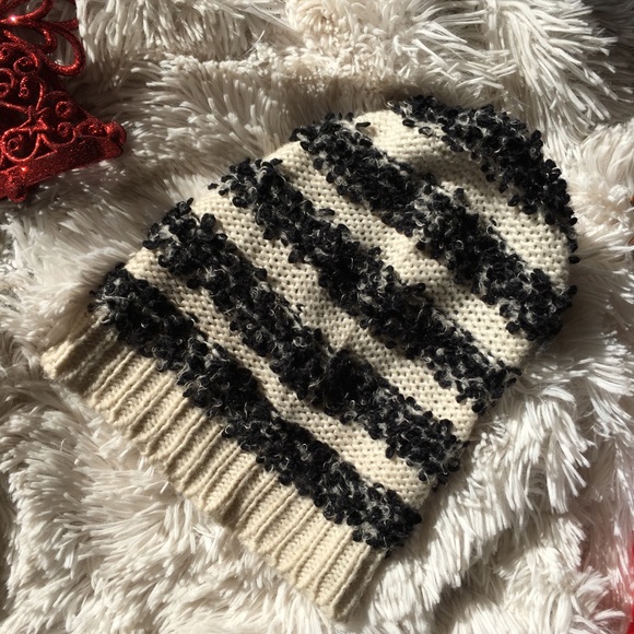 SALE✨ icings black & white knitted Beanie CCO - Picture 2 of 2