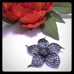 🍍White House Black Market flower brooch