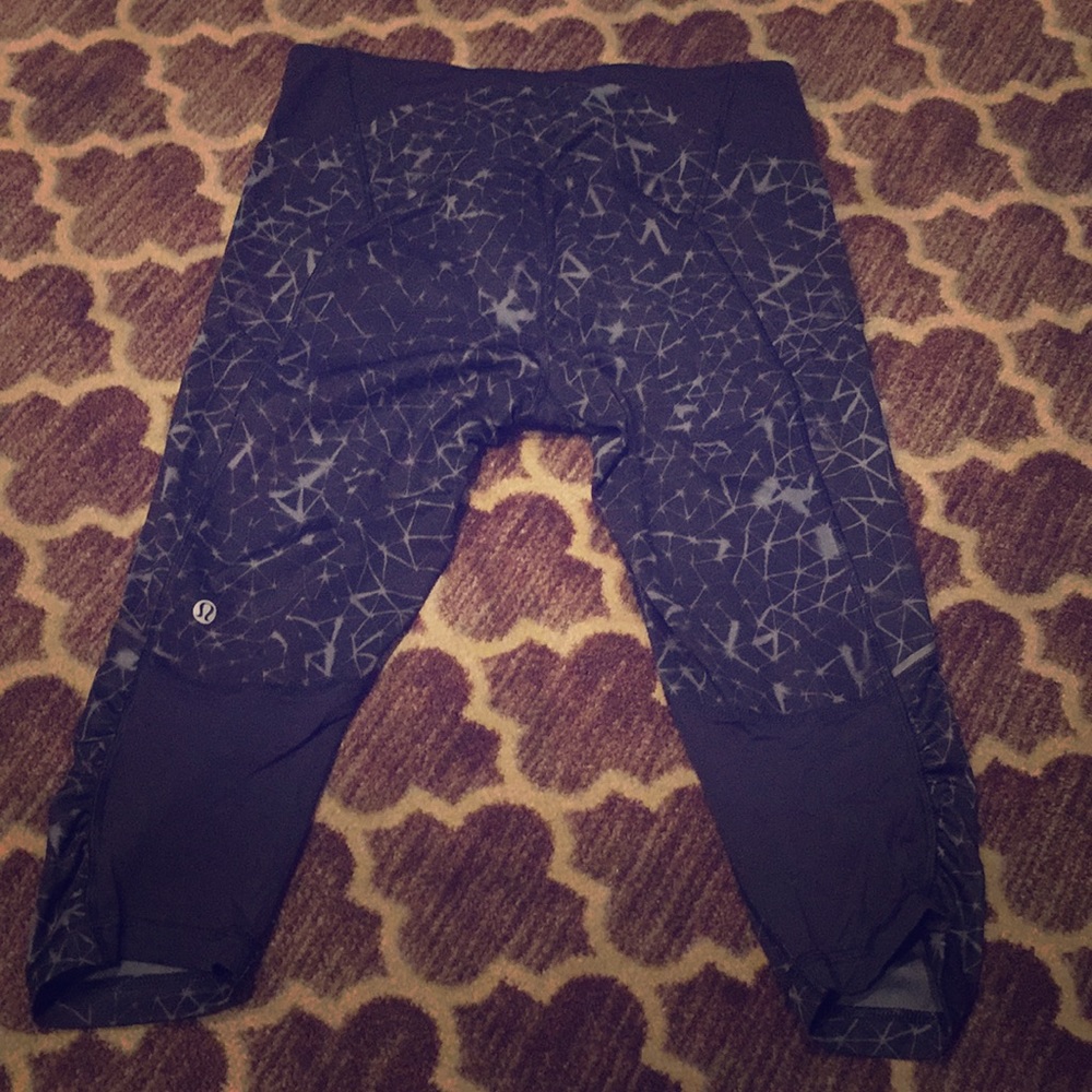 Lululemon Cropped Pattern Legging - Pocket Detail