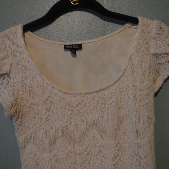 Beautiful cream top - Picture 2 of 4