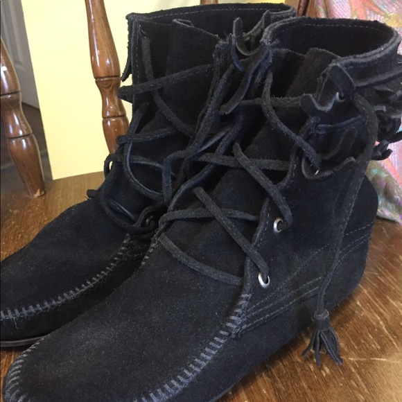 Women’s MInnetonka Size 7 - Picture 1 of 8