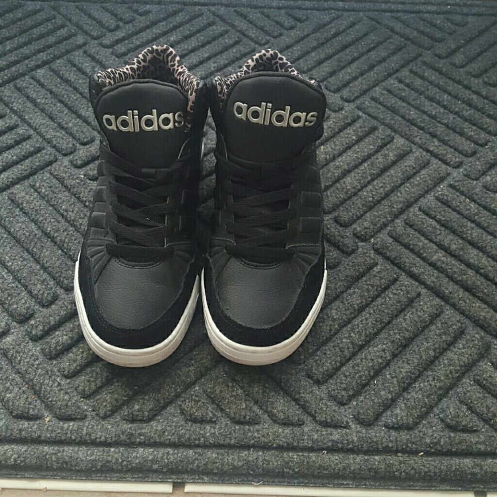 Adidas Mid top sneakers with Leopard print!