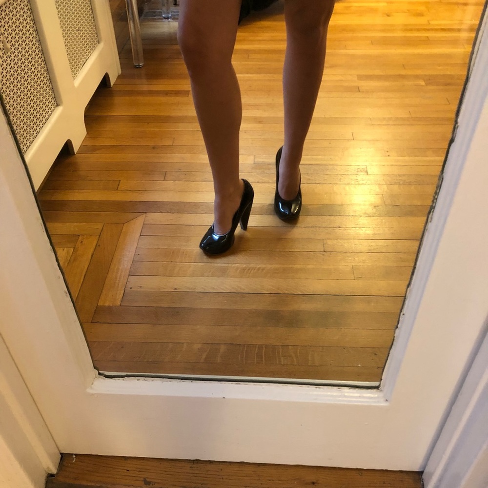 Marc Jacobs black patent leather pumps