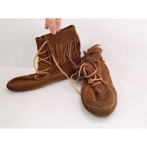 Minnetonka Tramper Boot lace up fringe moccasins