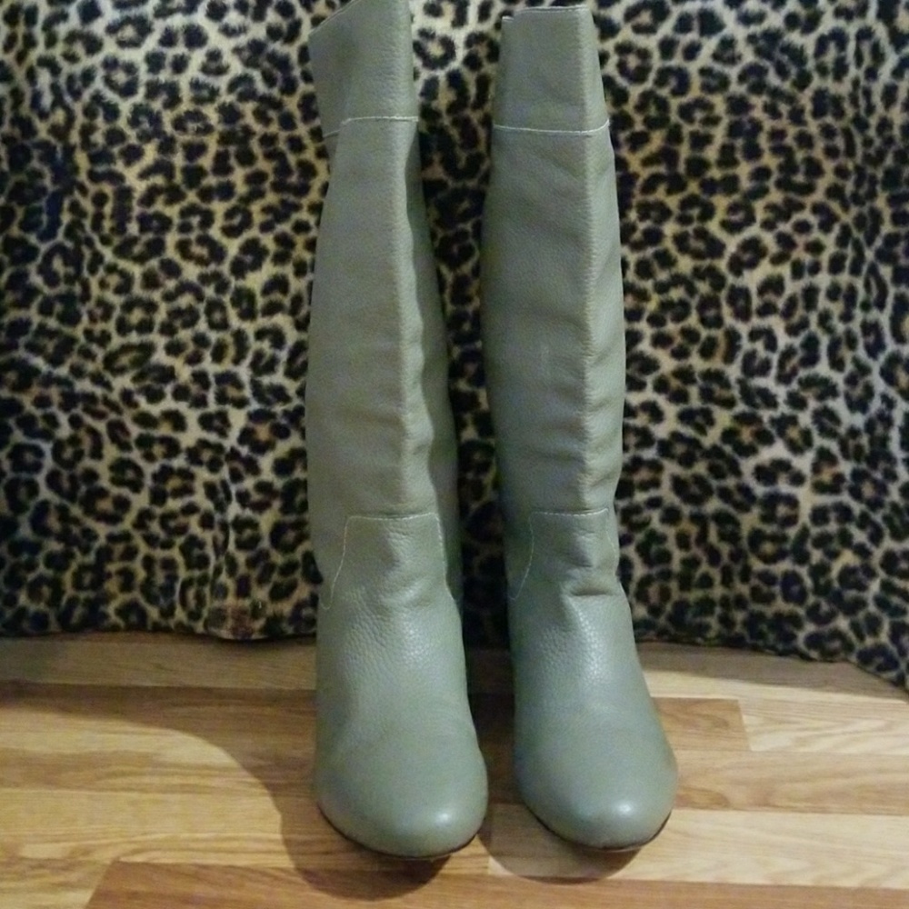 Boots - Picture 2 of 4