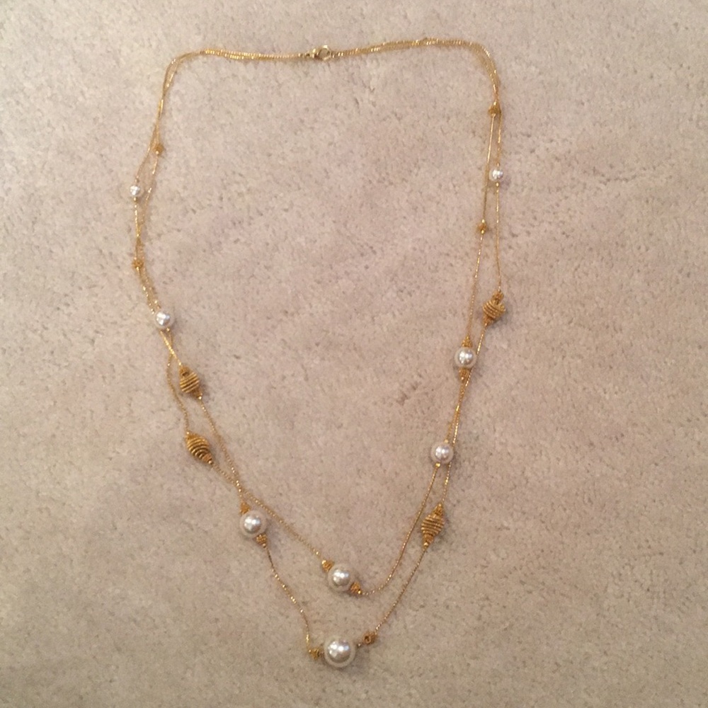Gold and pearl long necklace.