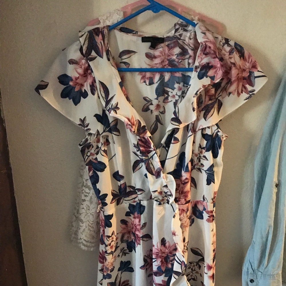 Never worn Beautiful flowing floral dress