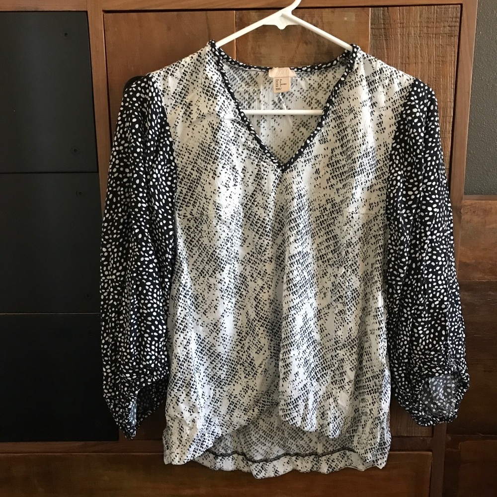 Monochrome top with billow sleeves