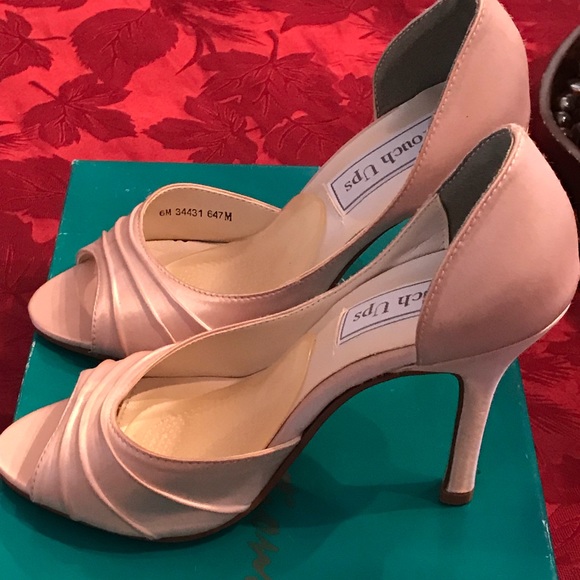 Touch Ups Shoes - NWT Touch up pumps sz 6