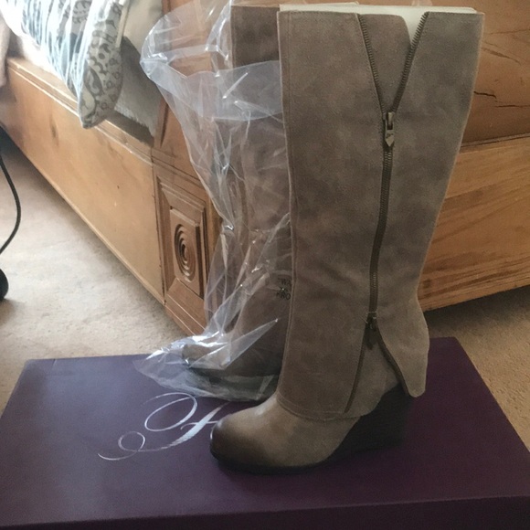 BRAND NEW IN BOX Fergie tall under knee wedge Boot - Picture 2 of 5