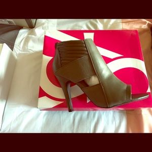 Brand New Olive Heels