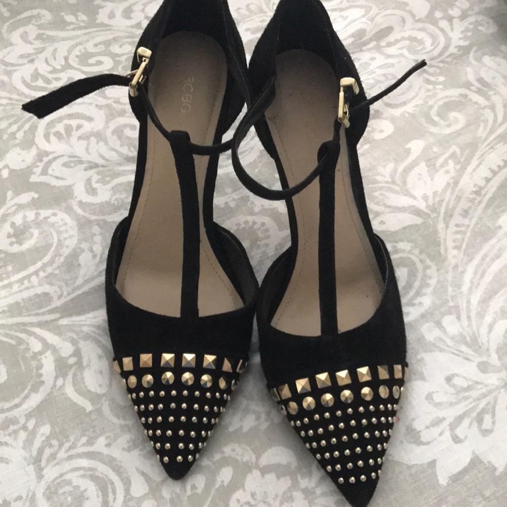 Pumps with gold embellishment