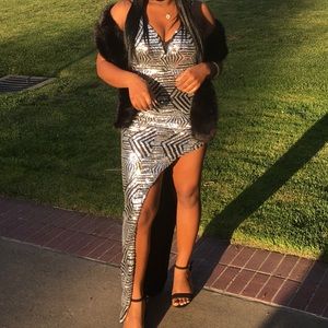 Medium sequence dress with a slit on the side