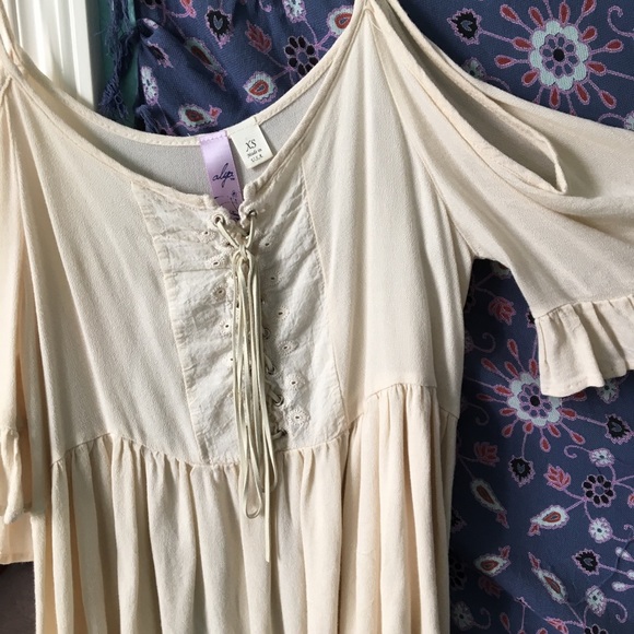 Blouse with shoulder cutouts - Picture 2 of 3