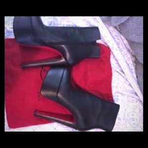 Loubs , size 37 work twice .