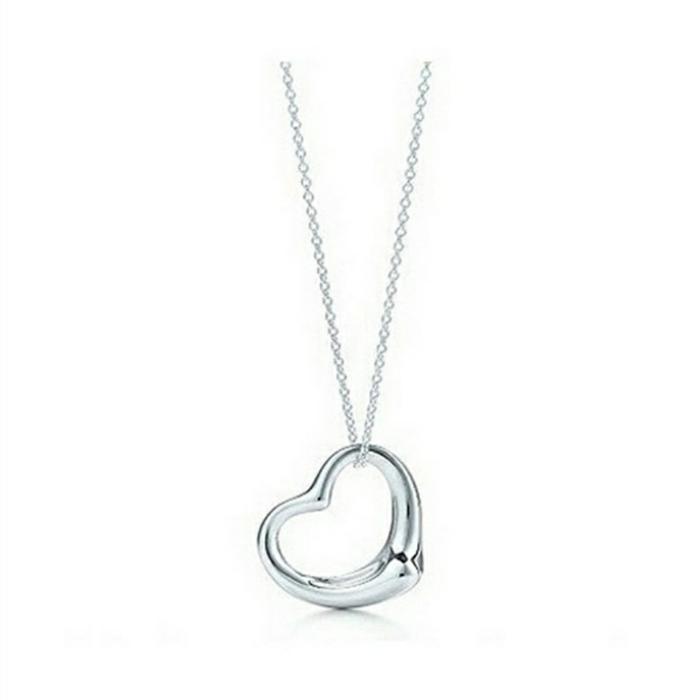 🍯🍑New!!Heart Pendent Silver toned Necklace🍯🍑