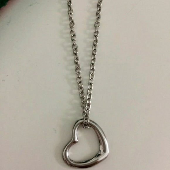 🍯🍑New!!Heart Pendent Silver toned Necklace🍯🍑 - Picture 2 of 6