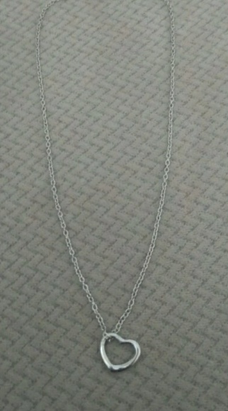 🍯🍑New!!Heart Pendent Silver toned Necklace🍯🍑 - Picture 3 of 6