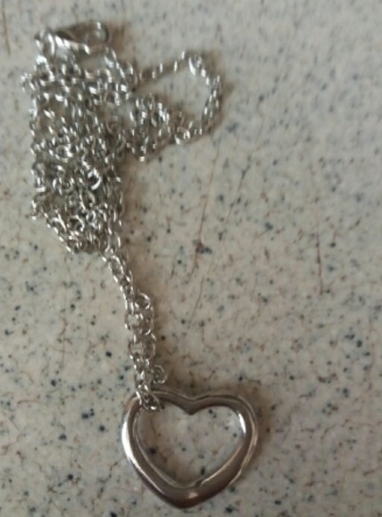 🍯🍑New!!Heart Pendent Silver toned Necklace🍯🍑 - Picture 5 of 6