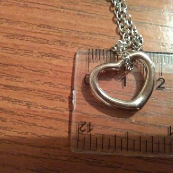 🍯🍑New!!Heart Pendent Silver toned Necklace🍯🍑 - Picture 6 of 6