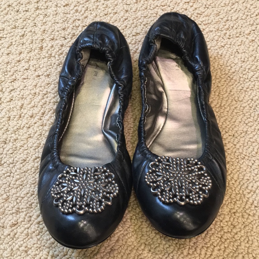 Tahari black flats -excellent condition