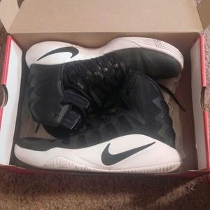 Black Nike Hyperdunks