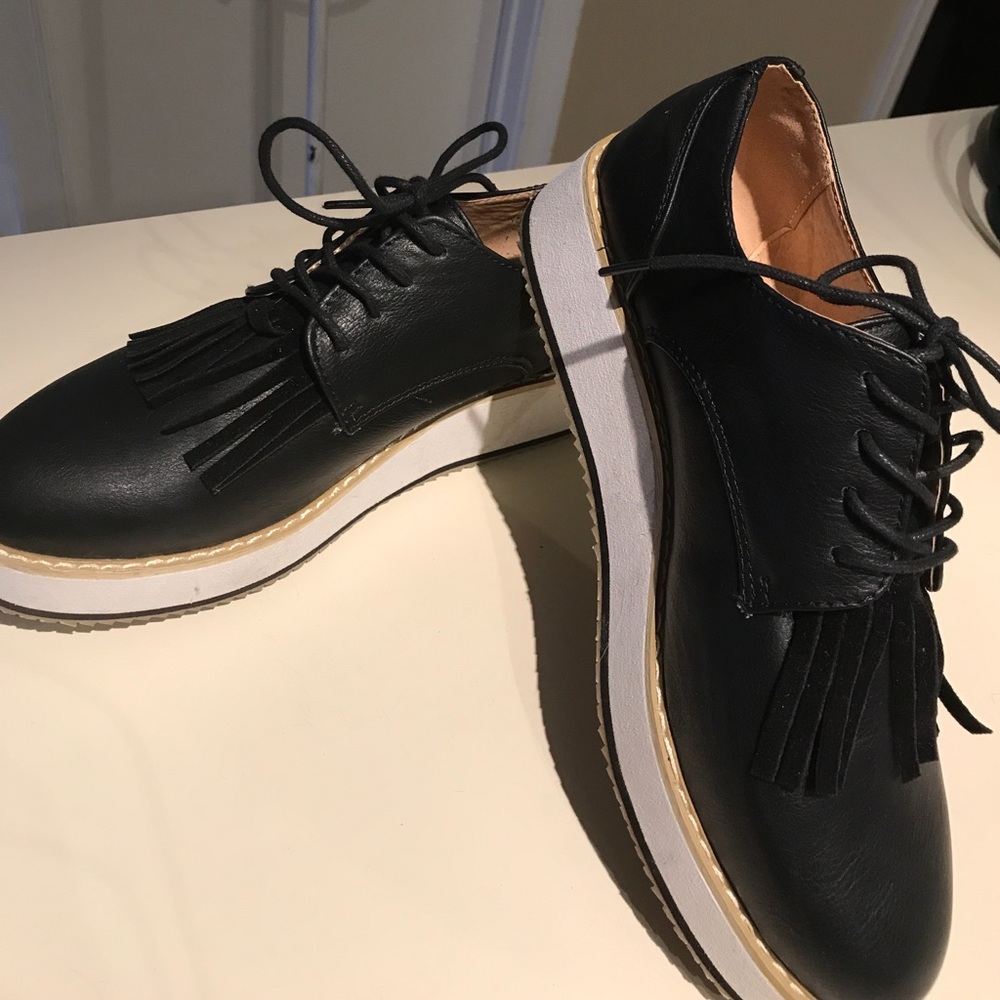 Platform leather like tassel shoes
