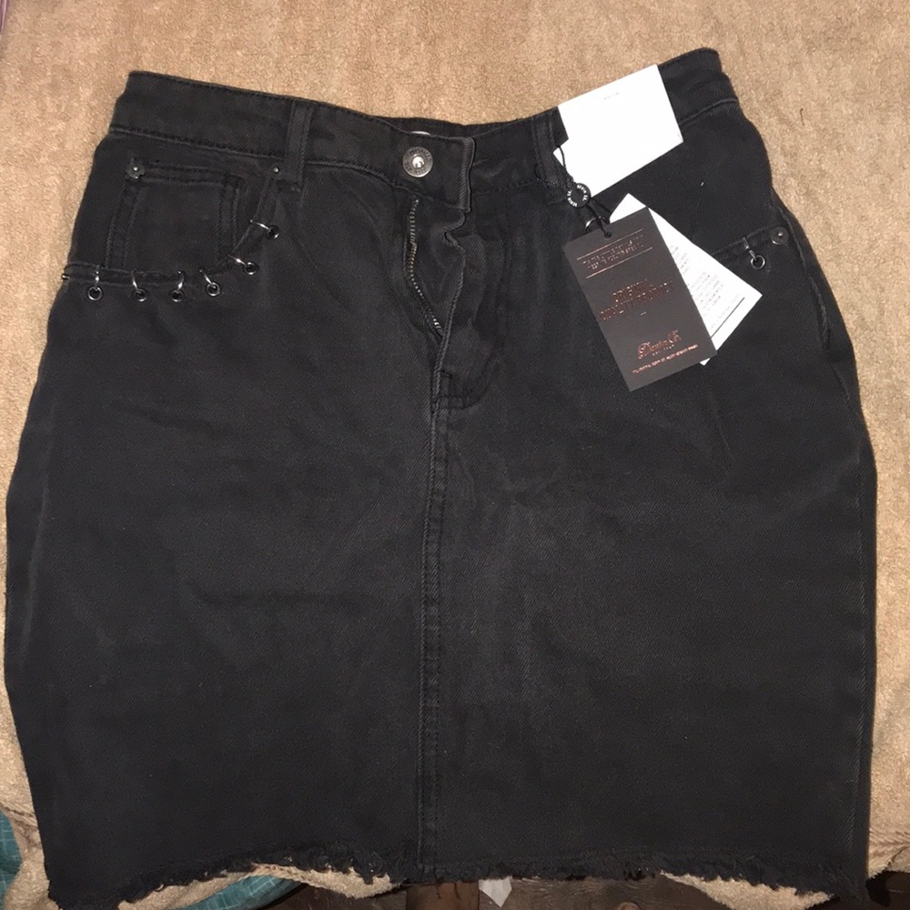 It’s a Black punk rock skirt !