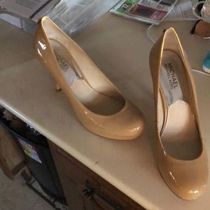 Michael Kors beige 4” heels