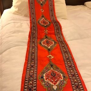 Stunning simple Ellen Tracy silk scarf